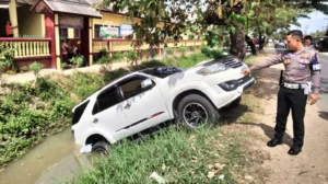 Fortuner Putih Terjun ke Saluran Irigasi Okutama, Puluhan Pemudik Terdampak