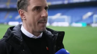 Gary Neville Mendesak Chelsea Hentikan Ritual Huddle Pra-Pertandingan