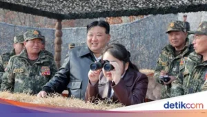 Gaya santai Kim Jong-un dampingi putrinya Ju Ae jajal tank tempur