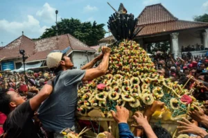 Grebeg Syawal Solo Dirayakan Rakyat, Gunungan Hasil Bumi Ludes dalam Sekejap