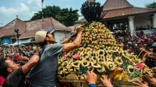 Grebeg Syawal Solo Dirayakan Rakyat, Gunungan Hasil Bumi Ludes dalam Sekejap