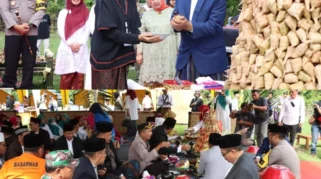 Gubernur NTB dan Bupati Lombok Barat Joget Bersama Wisatawan dalam Lebaran Topat 2026 di Senggigi