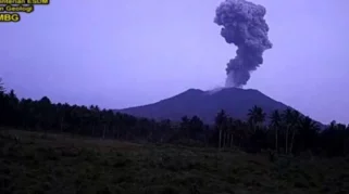 Gunung Ibu Maluku Utara Erupsi Kembali, Kolom Abu Mencapai 600 Meter