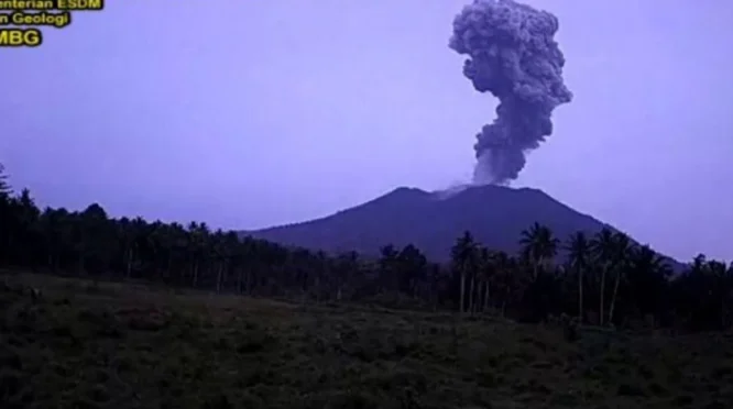 Gunung Ibu Maluku Utara Erupsi Kembali, Kolom Abu Mencapai 600 Meter