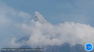 Gunung Semeru Meletus Dua Kali di Jumat Pagi, Kolom Abu Setinggi 1.000 Meter, Warga Dilarang Beraktivitas dalam Radius 5 km