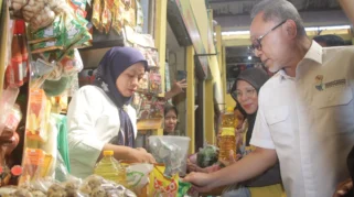 H-3 Lebaran 2026: Pasar Soponyono Rungkut Ramai Meski Harga Bahan Pokok Naik