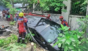 HR‑V Terbalik di Darmokali Surabaya: Pengemudi Mengantuk Jadi Penyebab Utama