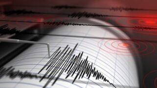 Warga Sukabumi keluar rumah setelah gempa magnitudo 5,4 mengguncang wilayah tersebut