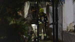 asap tebal terlihat di pinggiran Tel Aviv setelah serangan rudal Iran