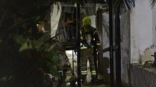 asap tebal terlihat di pinggiran Tel Aviv setelah serangan rudal Iran