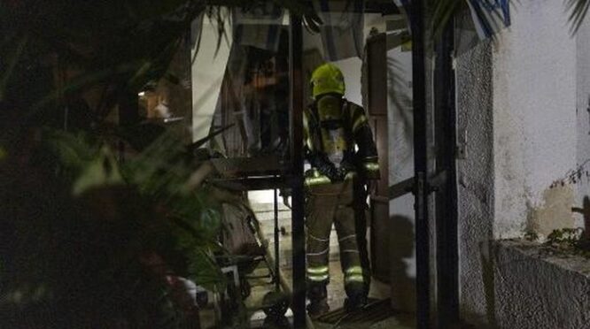 asap tebal terlihat di pinggiran Tel Aviv setelah serangan rudal Iran