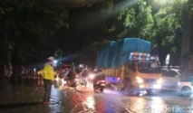 Jalan Raya Bangil‑Pasuruan Terendam, Lalu Lintas Terganggu dan Kendaraan Berisiko Mogok