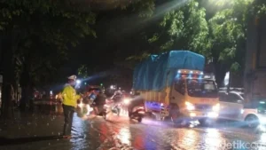 Jalan Raya Bangil‑Pasuruan Terendam, Lalu Lintas Terganggu dan Kendaraan Berisiko Mogok