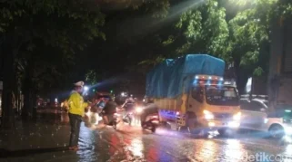 Jalan Raya Bangil‑Pasuruan Terendam, Lalu Lintas Terganggu dan Kendaraan Berisiko Mogok