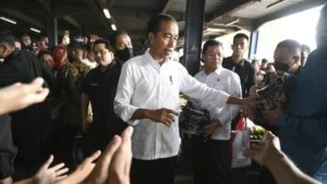 Jokowi Bagi‑Bagi THR di Solo, Sementara BHR Ditingkatkan untuk Pengemudi Ojol