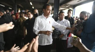 Jokowi Bagi‑Bagi THR di Solo, Sementara BHR Ditingkatkan untuk Pengemudi Ojol