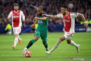 Jong AZ Guncang Klasemen Eredivisie Usai Kemenangan Dramatis atas Emmen, Sementara Ajax Bergulat dengan Krisis Kepelatihan