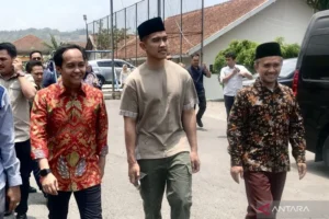 Kaesang Safari Ramadan: Silaturahmi ke Ponpes, Minta Nasihat Kiai, dan Dihiasi Layang-Layang Khusus