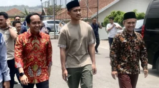 Kaesang Safari Ramadan: Silaturahmi ke Ponpes, Minta Nasihat Kiai, dan Dihiasi Layang-Layang Khusus
