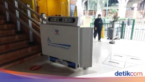 KAI Commuter Perkenalkan Lift Ramah Disabilitas di Stasiun Cikini
