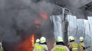 Kebakaran Besar di Kalideres Hancurkan 19 Bangunan, 18 Mobil Damkar Dikerahkan