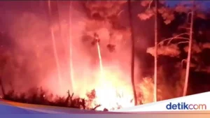 Kebakaran Hebat di Cibolerang Bandung: Api Membara, Asap Menyebar Hingga Soreang, Ratusan Warga Dievakuasi