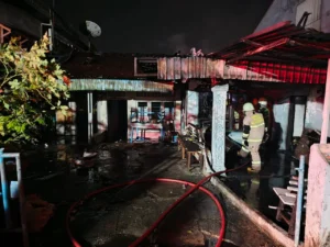 Kebakaran Hebat di Pekanbaru Saat Malam Lebaran Bakar 8 Kios dan 1 Rumah