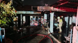 Kebakaran Hebat di Pekanbaru Saat Malam Lebaran Bakar 8 Kios dan 1 Rumah