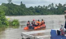 Kecelakaan Kapal Tongkang Tabrak Rumah Apung di Sungai Mahakam Pecah, Viral di Media Sosial