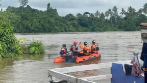 Kecelakaan Kapal Tongkang Tabrak Rumah Apung di Sungai Mahakam Pecah, Viral di Media Sosial