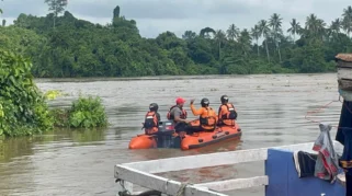 Kecelakaan Kapal Tongkang Tabrak Rumah Apung di Sungai Mahakam Pecah, Viral di Media Sosial