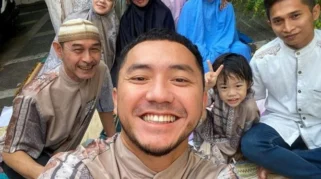 Keluarga Dian Ayu dan Omesh Mudik ke Surabaya, 8 Potret Bahagia