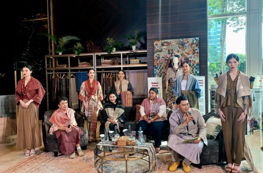 Kolaborasi dengan Desainer Kontemporer