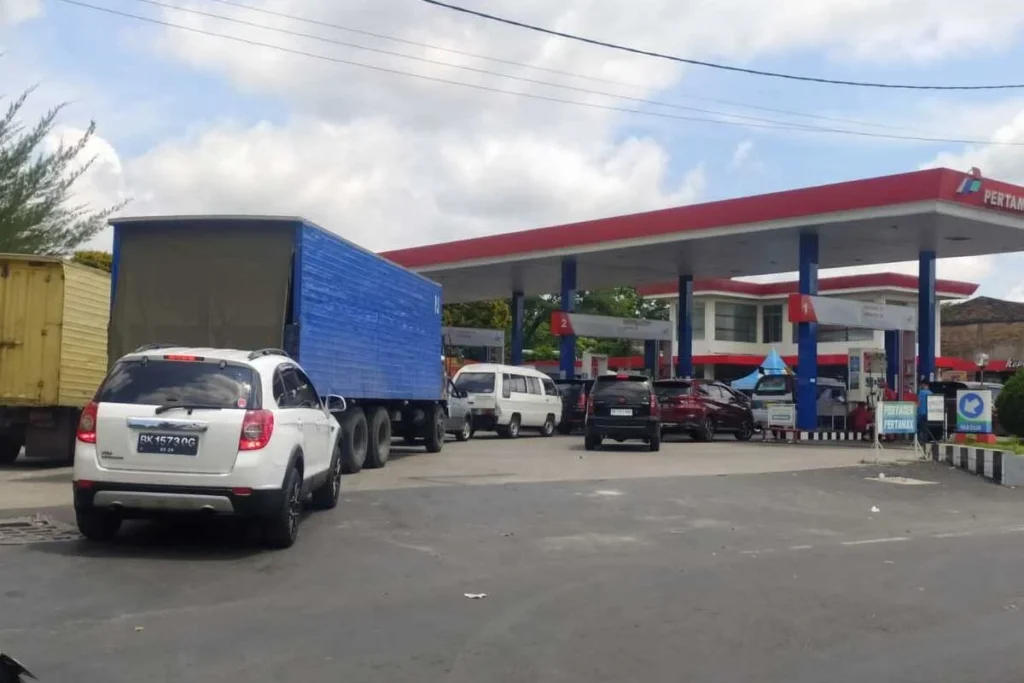 Kombinasi Layanan dan Lingkungan Sekitar SPBU di Jalan Ahmad Yani Banyuwangi