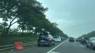 Macet Tol Batang dan Cipali Akibat Pemudik Berhenti di Bahu Jalan