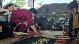Megawati Ziarah ke Makam Bung Karno di Blitar, Didampingi Pramono Anung dan Tokoh PDIP