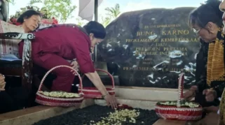 Megawati Ziarah ke Makam Bung Karno di Blitar, Didampingi Pramono Anung dan Tokoh PDIP