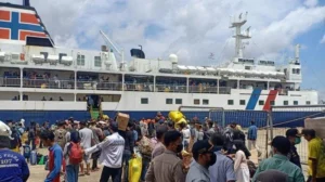 Menginap Semalaman di Pelabuhan Samarinda demi Dapat Kapal Mudik: Kisah Malik dan Tantangan Pemudik Nasional