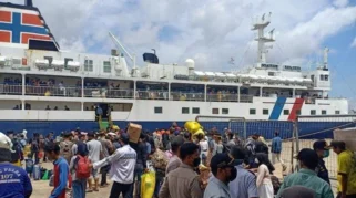 Menginap Semalaman di Pelabuhan Samarinda demi Dapat Kapal Mudik: Kisah Malik dan Tantangan Pemudik Nasional