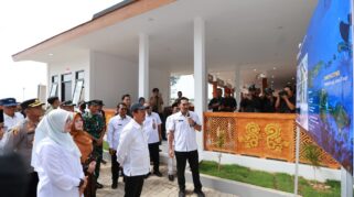 Menteri Kelautan dan Perikanan meninjau pembangunan KNMP Lateng Banyuwangi