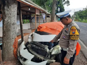 Motor Oleng Tabrak Pohon di Banyuwangi, Dua Perempuan Tewas