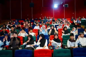 Anak yatim Banyuwangi nonton bareng film Na Willa di bioskop