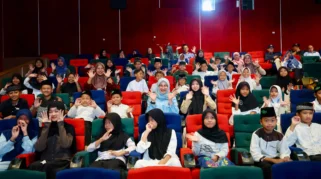 Anak yatim Banyuwangi nonton bareng film Na Willa di bioskop