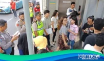 Pemuda Buka Paksa Pintu Lift Macet di Tunjungan Plaza Surabaya, Video Viral