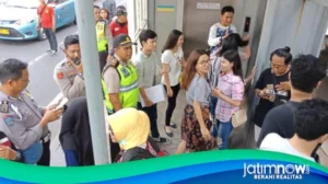 Pemuda Buka Paksa Pintu Lift Macet di Tunjungan Plaza Surabaya, Video Viral