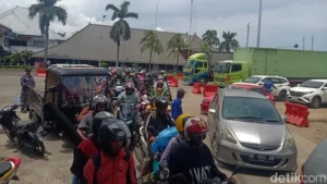 Pemudik ke Gilimanuk Tinggalkan Bus, Pilih Ojek Online Karena Antre Panjang