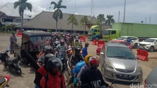 Pemudik ke Gilimanuk Tinggalkan Bus, Pilih Ojek Online Karena Antre Panjang
