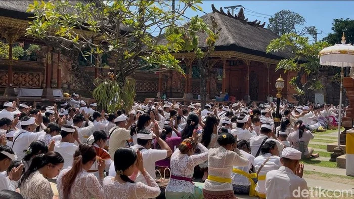 Peran Sosial dan Budaya dalam Tradisi Sembahyang di Pura Agung