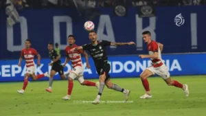 Persib Gagal Raih Tiga Poin di Samarinda, Penalti Kontroversial Jadi Sorotan Bojan Hodak
