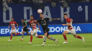 Persib Gagal Raih Tiga Poin di Samarinda, Penalti Kontroversial Jadi Sorotan Bojan Hodak